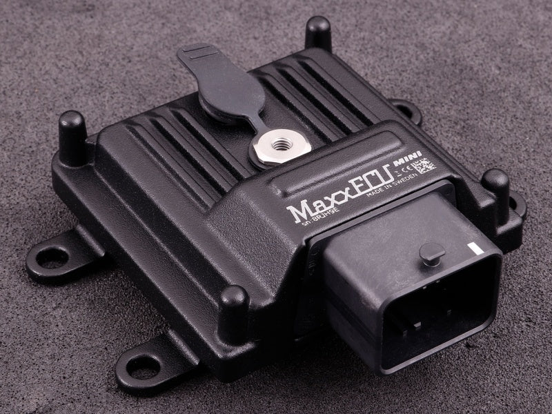 MaxxECU MINI unit with threaded MAP connection